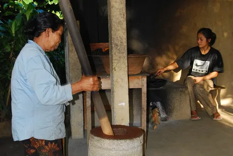 Pounding and roasting coffee in Kintamani