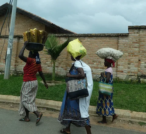 Farmers heading to market · Gakenke · Rwanda
